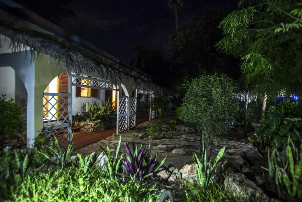 Chez Maggie Hotel & Restaurant Morondava Εξωτερικό φωτογραφία